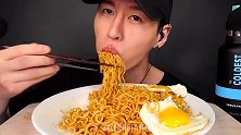 韩国帅哥吃捞面，吃相好诱惑，看着好有食欲