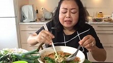 泰国大姐吃米线，配菜都是生的，看她怎么吃