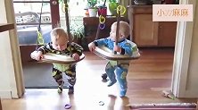 妈妈给双胞胎买来学步器，2个娃蹦蹦跳跳荡起了秋千，都高兴坏了