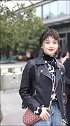 美女街拍超级漂亮的小姐姐，才19岁颜值超高，好浪漫的卷发哦