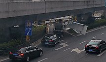 浙江一货车“怼”上限高杆 车厢瞬间解体