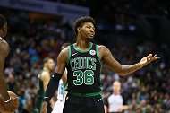 先血帽再晃倒！NBA最佳拼搏奖得主斯玛特单挑KO小朋友