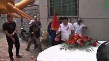 安徽一小青年结婚，街坊四邻闹得有点厉害，新娘看起来不高兴