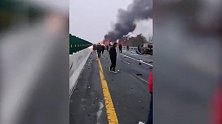 沪陕高速信阳境内多车相撞，现场有车辆面目全非发生火情