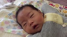 【出生第36天】连续7天裹起来睡觉，宝宝睡姿变成这样