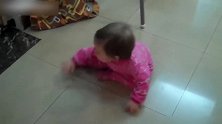 这都可以，搞笑的萌娃，坐在地上蹦着前进！