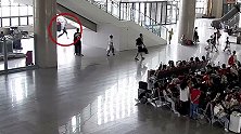 黑龙江哈尔滨：旅客扶梯上不慎摔倒，40米距离他10秒飞奔而来