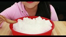 冰冰凉凉的碎冰可不是人人都敢吃的，小姐姐的牙口可真让人羡慕
