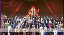 央视107位主持人聚首！董卿翘腿坐中心位，梁田站位太意外