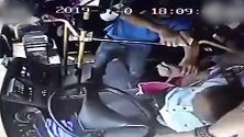 气愤！因拒绝向后门靠拢 男子公交上持充电宝打司机