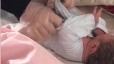 护士姐姐给刚出生的宝宝穿衣服,小宝宝乖得不得了