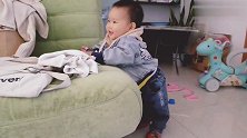 1岁宝宝乐感挺强，听到音乐就开始跳舞，乱扭的样子真是太搞笑了