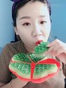 吃冰小姐姐，自制桃心绿色冰块，吃得太脆了