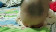 小宝宝在努力的练习抬头，小努力的小眼神真萌啊