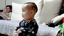 爸爸不理儿子，儿子知道自娱自乐，看这一身无处安放的音乐细胞