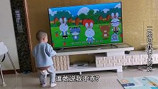 十五个月宝宝趁妈妈不注意，偷偷搬个板凳爬到桌子上跳舞，搞笑