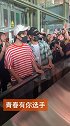 管栎不光是唱歌跳舞长得帅，私下也是个小调皮呢