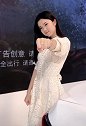 2019国际车展：美女车模秀调皮搞怪