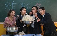 短剧；老师给炸粉条吃，没想大壮端着盆子就跑，结局真是太有趣了