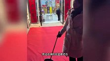 背女儿送外卖的单亲妈妈新店开业！22个花篮3小时被偷光：求求各位别整我们娘俩