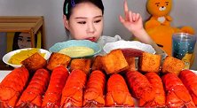 韩国弗朗西斯卡吃一桌子超大龙虾尾，壕气冲天！