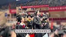 昌雅妮华科大毕业，现场领唱《青春纪念册》，毕业生们争相合影