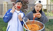 按体重打饭，王子玩套路蹭饭，不料被大厨识破用爆辣火鸡面恶搞