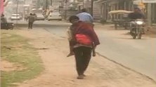 因等不到灵车 印度一位父亲被拍到抱着女儿遗体在街上步行