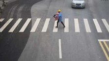 湖北宜昌：老人蹒跚过马路，好心司机公主抱将其送至对面