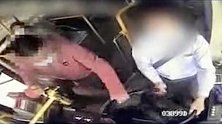 广东江门：乘公交过站没下车，男子辱骂司机还抢夺方向盘