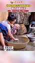 孙媳妇抱着生活不能自理的奶奶，细心为她清洗头发，网友：百善孝为先 年轻人的榜样