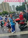 广西北海：放暑假啦，学生收获满满，女儿自豪地向爸爸展示奖励