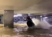 澳大利亚男子在被洪水淹没的停车场内骑摩托艇追求刺激被批