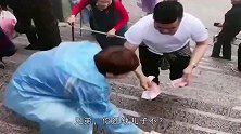 爆笑：小姐姐，没料到环卫大爷会来这么一下吧？