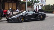 在土豪聚集的贝弗利山开兰博基尼，周围的群众都毫无兴趣