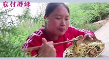 胖妹转性改吃素？一盆素面条吃不饱，再带俩女儿下馆子涮肉吃过瘾