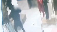中国台湾：男子疑妻子出轨闯入服饰店砍人，围观者夺刀报警