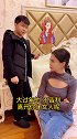 都说现在男女平等 为什么她坐着我得站着 哼！吴七七️ 搞笑夫妻