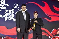 满足好奇心！张宁更衣室开箱新赛季装备 找了半天没找到比赛服