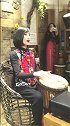 丽江古城遇见的手鼓美女，特色服装，手鼓敲的也不错！