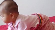 小宝宝在床上做操，这动作看起来就像小青蛙一样