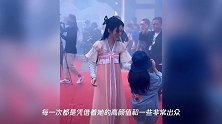 都说鞠婧祎不好相处,但看到她伸向小演员的手,网友态度瞬间转变