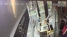 投币问题起口角 老人当众辱骂公交司机：你在国外就是马夫！
