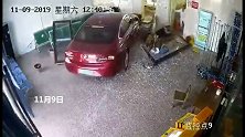 “着急给孩子看病？”轿车失控撞入医院 副驾男子抱孩子下车