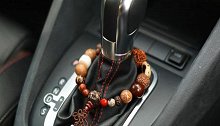 老司机为什么在档杆上挂佛珠？有什么讲究？车主：作用非常大