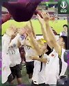 队员赛后庆祝纷纷指向主帅安东尼奥 示意球迷向他欢呼