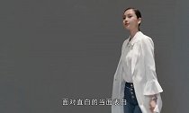 杨颖机场被男粉土味情话表白，捂嘴偷笑睁大双眼，表情超无辜