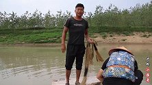 小猛哥带朋友中秋撒网，胆大小哥运气真好，一网爆护5条大白鲢