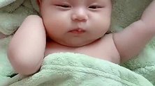 刚睡醒的宝宝真有才，下一秒宝宝卖萌的反应，萌炸无数人