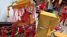 看着都疼！美女高坐八抬大轿过陡桥 身体倾斜一头栽地
